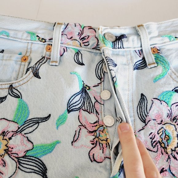 UNIQUE! LEVI'S 501 Embroidered Button Fly Cut-off Floral Denim Shorts - Picture 13 of 15